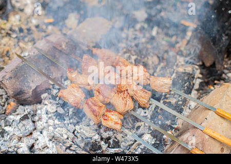 Gegrillte Shish Kebab am Spieß. Gebratenem Rindfleisch Fleisch am Grill zubereitet. Traditionelle östliche Gericht Schaschlik. Zubereitung von Fleisch Grill auf Grillen über Holzkohle Stockfoto