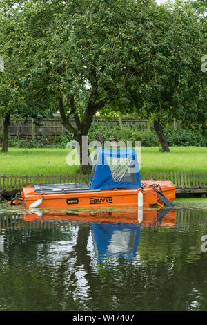 Wässrige Gras und Unkraut cutter Stockfoto