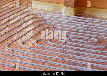 Eine Fußbodenheizung Flächenheizung Rohre. Niedrige Temperatur Heizung Konzept. Stockfoto