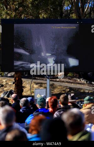 (190720) - Canberra, 20. Juli 2019 (Xinhua) - die Teilnehmer beobachten den ursprünglichen Geißblatt Filmmaterial von Neil Armstrong auf dem Mond bei Honeysuckle Creek Tracking Station in Canberra, Australien am 20. Juli 2019. Samstag markiert den 50. Jahrestag der Mondlandung durch Menschen. Vor fünfzig Jahren, bei der Apollo 11 Landung der ersten Menschen auf dem Mond, Honeysuckle Creek war einer der drei wichtigsten tracking Stationen, die Live-übertragung der Veranstaltung möglich, den Empfang und die Übertragung von Bild und Ton von Neil Armstrong, als er auf der Oberfläche des Mondes trat. Gehen mit 'Feature: 50 Ihr sollt Stockfoto