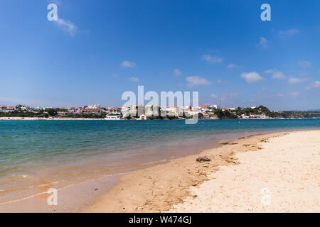 Blick auf die Vila Nova Mil Fontes Stadt vom Praia das Furnas auf der anderen Seite des Fluss Mira Stockfoto