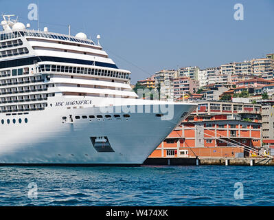 Istanbul, Türkei - 26.05.2010: großes Kreuzfahrtschiff namens 'MSC MAGNIFICA" in Istanbul, Türkei. Stockfoto