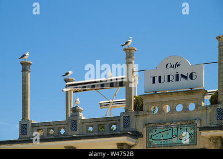 Big Island (Büyük Ada), Türkei, Möwen auf Spalten auf Cafe Turing Dach gegen den blauen Himmel. Stockfoto