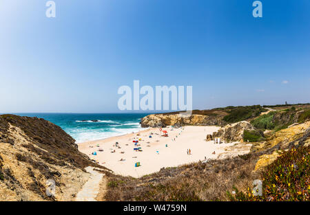 Panoramablick auf Strand Praia Grande in Porto Covo, Portugal Stockfoto