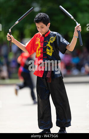 Columbus, Ohio, USA - 26. Mai 2019: Columbus asiatischen Festival, Franklin Park, Junge mit Nunchakus, das Tragen der traditionellen Kleidung Stockfoto