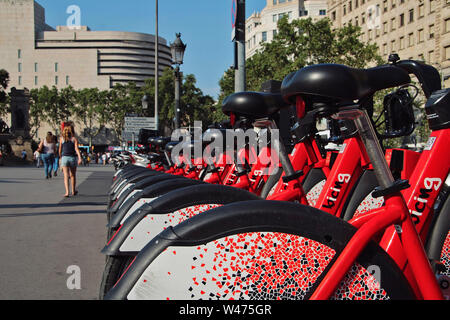 Rote Fahrräder zum Mieten in Barcelona. Stockfoto