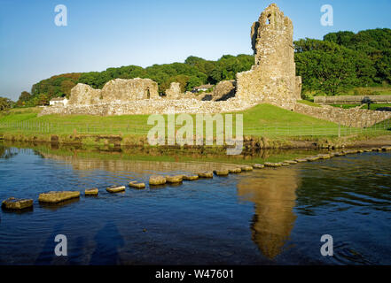 UK, South Wales, Glamorgan, Ogmore Burg & Fluss Ogmore Stockfoto