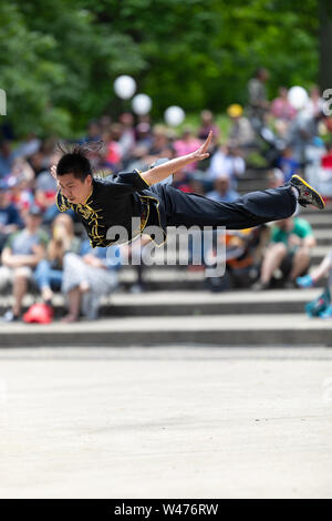 Columbus, Ohio, USA - 26. Mai 2019: Columbus asiatischen Festival, Franklin Park, Chinesischen Mann, der traditionelle Kleidung Anzeigen seine Martial Arts skill Stockfoto