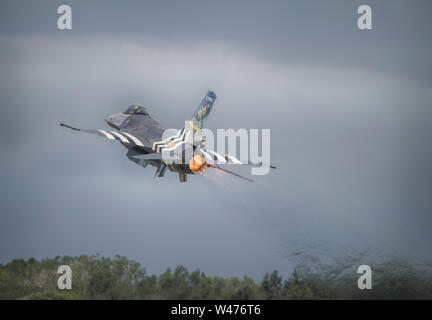 RAF Fairford, Glos, Großbritannien. Juli 2019 20. Tag 2 des Royal International Air Tattoo (RIAT) mit militärischer Flugzeuge aus der ganzen Welt Montage für größte Airshow der Welt mit einem vollen Flying Display bei gutem Wetter. Bild: Belgische Luft Komponente F-16 Fighting Falcon Demonstration mit Flugzeugen in D-Day Streifen, die Belgischen Piloten mit der RAF zu fliegen. Credit: Malcolm Park/Alamy Leben Nachrichten. Stockfoto