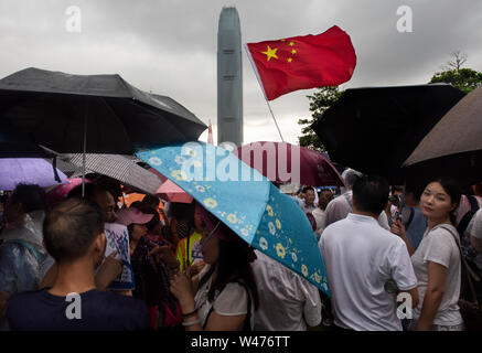 Pro-China Unterstützer wave eine chinesische Flagge während einer Kundgebung zur Unterstützung der Regierung und der Polizei in Hong Kong. Tausende Pro Peking Anhänger sammelte, in der Nähe der Sitz der Regierung in Hongkong im Namen des Schutzes der Hong Kong und die Unterstützung der Polizei, Maßnahmen zu ergreifen, um die Proteste gegen die Regierung in Hongkong zu stoppen. Seit Anfang Juni gibt es wöchentliche anti Regierung Proteste in Hongkong fordern die Regierung auf, die umstrittene Auslieferung Bill zum Rücktritt. Stockfoto