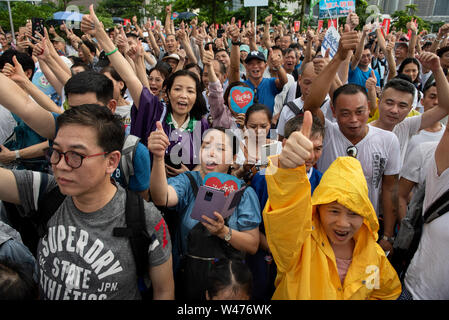 Pro-China unterstützer Gesänge Slogans auf einer Kundgebung zur Unterstützung der Regierung und der Polizei in Hong Kong. Tausende Pro Peking Anhänger sammelte, in der Nähe der Sitz der Regierung in Hongkong im Namen des Schutzes der Hong Kong und die Unterstützung der Polizei, Maßnahmen zu ergreifen, um die Proteste gegen die Regierung in Hongkong zu stoppen. Seit Anfang Juni gibt es wöchentliche anti Regierung Proteste in Hongkong fordern die Regierung auf, die umstrittene Auslieferung Bill zum Rücktritt. Stockfoto