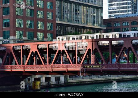 Chicago, Illinois, USA. Ein CTA Brown Line Schnellzug, der die Wells Street Bridge über den Chicago River überquert, wenn er den Loop verlässt. Stockfoto