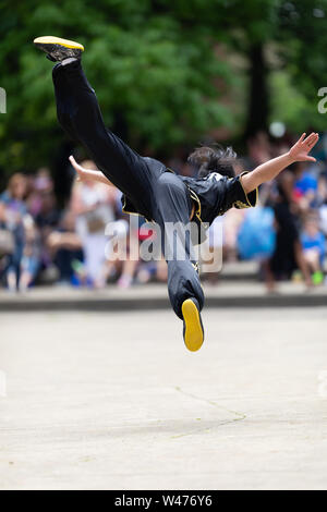 Columbus, Ohio, USA - 26. Mai 2019: Columbus asiatischen Festival, Franklin Park, Chinesischen Mann, der traditionelle Kleidung Anzeigen seine Martial Arts skill Stockfoto