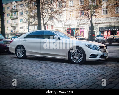 VILNIUS, LITAUEN - 25. FEBRUAR 2017: Mercedes-Benz S-Klasse (W 222) auf den Straßen der Stadt Stockfoto