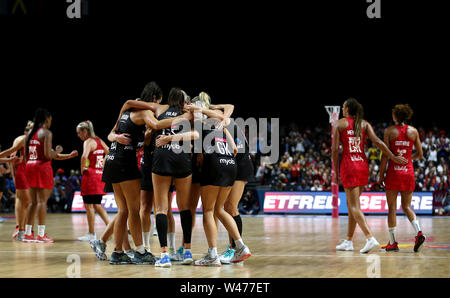 Neuseeland Spieler feiern nach ihrem Sieg gegen England während der NETBALL WM-Spiel im M&S Bank Arena, Liverpool. Stockfoto