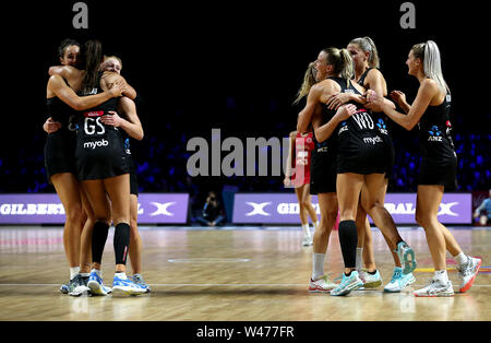 Neuseeland Spieler feiern nach ihrem Sieg gegen England während der NETBALL WM-Spiel im M&S Bank Arena, Liverpool. Stockfoto