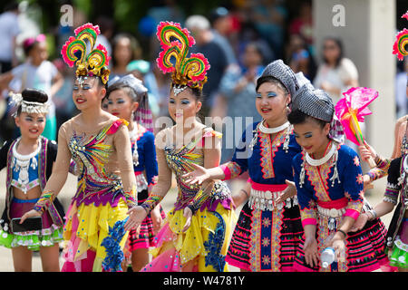 Columbus, Ohio, USA - 26. Mai 2019: Columbus asiatischen Festival, Mitglieder der Zuschauer tragen traditionelle Kleidung, tanzen zu Bhangra traditionelle da Stockfoto