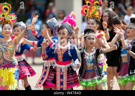 Columbus, Ohio, USA - 26. Mai 2019: Columbus asiatischen Festival, Mitglieder der Zuschauer tragen traditionelle Kleidung, tanzen zu Bhangra traditionelle da Stockfoto