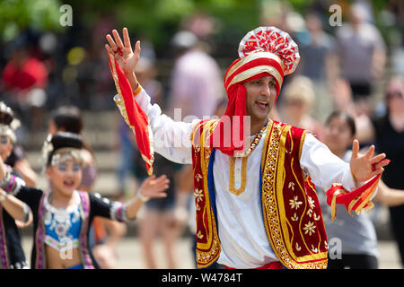 Columbus, Ohio, USA - 26. Mai 2019: Columbus asiatischen Festival, Mitglieder der Zuschauer tragen traditionelle Kleidung, tanzen zu Bhangra traditionelle da Stockfoto