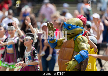 Columbus, Ohio, USA - 26. Mai 2019: Columbus asiatischen Festival, Mitglieder der Zuschauer tragen traditionelle Kleidung, tanzen zu Bhangra traditionelle da Stockfoto