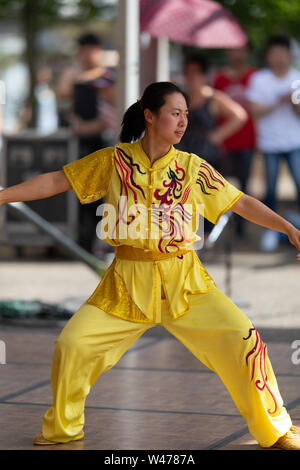 Columbus, Ohio, USA - 26. Mai 2019: Columbus asiatische, chinesische Männer und Frauen eine Anzeige der Shaolin martial arts im Amphitheater an Stockfoto