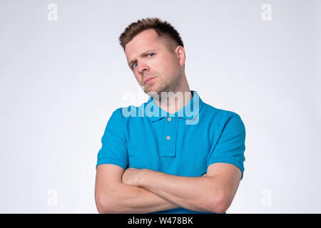 Hübscher junger Mann hat ernsten Blick, hört sehr aufmerksam Stockfoto