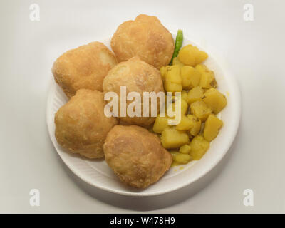 Bengali knusprige Mini oder kochuri kachori (Bengali), das keine Füllung haben aber Wissen für seine scharfe braune Kruste und verschiedene Mini Größe. Es geht Stockfoto