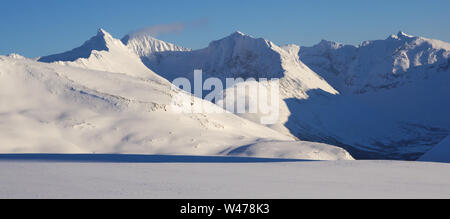 Verschneite Berggipfel von Tromsø, Norwegen Stockfoto