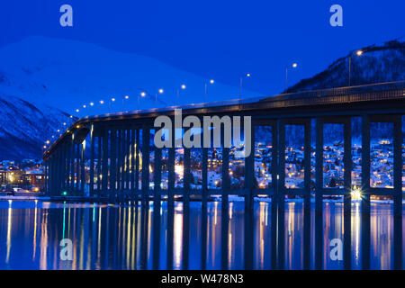 Brücke von Tromsø im Winter Twilight, Norwegen Stockfoto