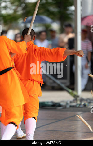 Columbus, Ohio, USA - 26. Mai 2019: Columbus asiatische, chinesische Männer und Frauen eine Anzeige der Shaolin martial arts im Amphitheater an Stockfoto
