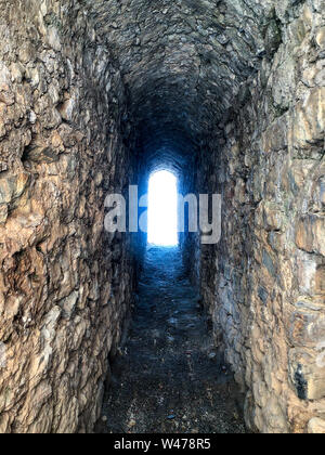 Tunnel gewölbten Loch in der Mauer der Festung. Stockfoto