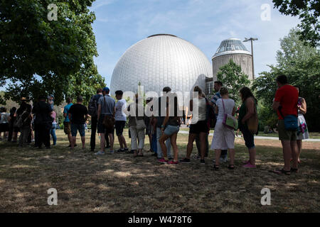 Berlin, Deutschland. 20. Juli 2019. Besucher eng zusammenstehen am Mond Festival in der zeiß-großplanetarium Berlin ein Ticket für einen Vortrag mit Astronaut Gerst zu gewinnen. Credit: Paul Zinken/dpa/Alamy leben Nachrichten Stockfoto