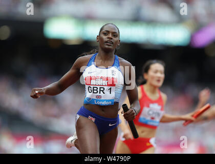 Das Stadion in London, London, Großbritannien. 20. Juli 2019. IAAF Muller Geburtstag Spiele Leichtathletik; Daryll Neita von Großbritannien vor, die die Trennungslinie auf Platz 2 in der 4 x 100 m Staffel der Credit: Aktion Plus Sport Bilder/Alamy leben Nachrichten Stockfoto