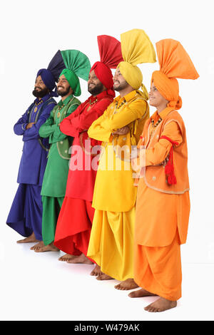 Indische Volkstänzer in einer Reihe Stockfoto