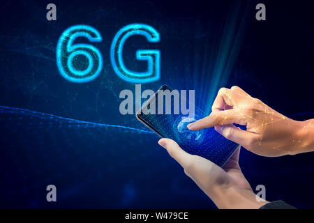 Kreative Verbindung Hintergrund, ein Mobiltelefon mit 6G Hologramm auf dem Hintergrund der Neuen Welt Ära, das Konzept der 6G Network, High-speed mobile Int Stockfoto