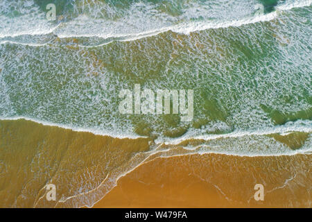 Luftaufnahme der Wellen des Ozeans an einem Sandstrand, im südlichen Afrika Stockfoto