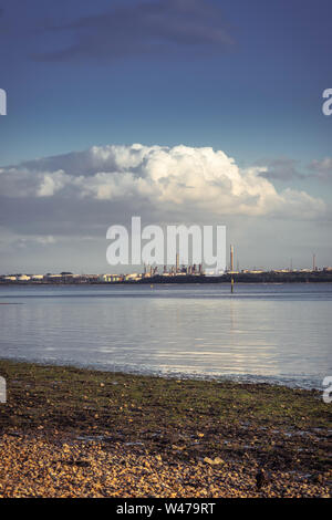 Blick über Southampton Wasser aus Weston Shore Beach - Marine - 2019 Southampton, England, Großbritannien Stockfoto