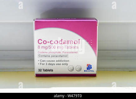 DIES IST Ein LAGERFOTO - Eine Schachtel Co-Codamol-Tabletten, die 8 mg Codein und 500 mg Paracetamol enthalten Stockfoto