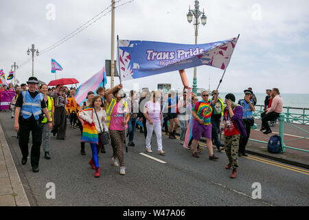 Brighton, Großbritannien, 20. Juli 2019. Hunderte von Menschen marschierten entlang der Strandpromenade zu Brunswick Square, für die 7. jährliche Brighton Trans Stolz. 20. Juli 2019. Party feiern nahm nach dem März Quelle: Matt Duckett/IMAGESLIVE/ZUMA Draht/Alamy Live Nachrichten Platz Stockfoto