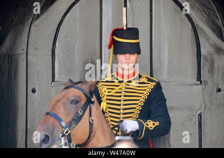 Ein Soldat aus der Könige Troop Royal Horse artillery an horseguards Parade wie den Queen's Life Guard London UK Stockfoto