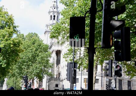 Männliche und weibliche Symbole ersetzen die Grüne Mann auf fußgängerüberweg Central London England Großbritannien Stockfoto