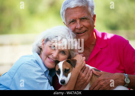 Paar mit Hund Stockfoto