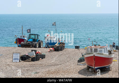 Bier in der Nähe von Seaton, Devon, England, UK. Juni 2019. Fischerboote auf dem Kiesstrand an Bier in East Devon. Stockfoto