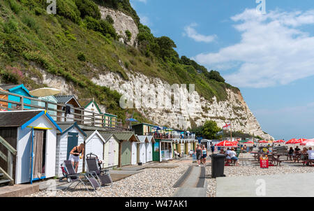 Bier in der Nähe von Seaton, Devon, England, UK. Juni 2019. Bier Strand an der Jurassic Coast in East Devon. Der Strand von Bier mit weißen Kreidefelsen. Stockfoto