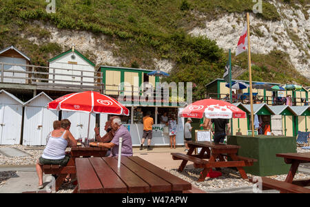 Bier in der Nähe von Seaton, Devon, England, UK. Juni 2019. Bier Strand an der Jurassic Coast in East Devon. Self Service Cafe am Strand von Bier mit weißen Ch Stockfoto