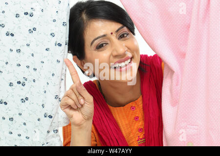 Porträt einer Frau, die nach oben zeigen Stockfoto