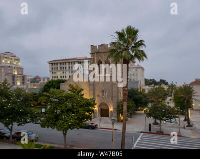 Antenne Nachtansicht der All Saints Episcopal Church in Pasadena, Kalifornien Stockfoto