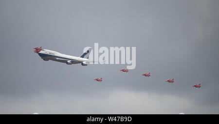 RAF Fairford, Glos, Großbritannien. Juli 2019 20. Tag 2 des Royal International Air Tattoo (RIAT) mit militärischer Flugzeuge aus der ganzen Welt Montage für größte Airshow der Welt, die bis 21. Juli läuft. Bild: ein Highlight von Tag 2 ist der flypast durch die RAF Red Arrows aerobatic Display Team in Formation mit einem boac Speedbird livrierten Boeing 747. Credit: Malcolm Park/Alamy Leben Nachrichten. Stockfoto