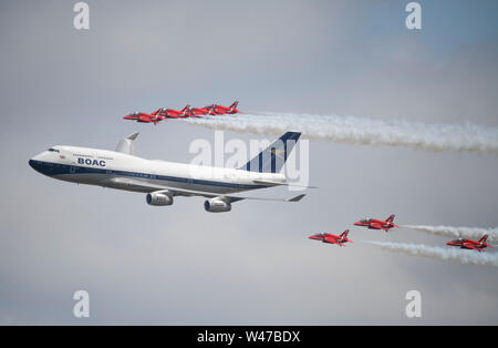 RAF Fairford, Glos, Großbritannien. Juli 2019 20. Tag 2 des Royal International Air Tattoo (RIAT) mit militärischer Flugzeuge aus der ganzen Welt Montage für größte Airshow der Welt, die bis 21. Juli läuft. Bild: ein Highlight von Tag 2 ist der flypast durch die RAF Red Arrows aerobatic Display Team in Formation mit einem boac Speedbird livrierten Boeing 747. Credit: Malcolm Park/Alamy Leben Nachrichten. Stockfoto