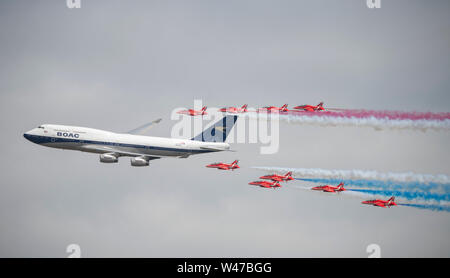 RAF Fairford, Glos, Großbritannien. Juli 2019 20. Tag 2 des Royal International Air Tattoo (RIAT) mit militärischer Flugzeuge aus der ganzen Welt Montage für größte Airshow der Welt, die bis 21. Juli läuft. Bild: ein Highlight von Tag 2 ist der flypast durch die RAF Red Arrows aerobatic Display Team in Formation mit einem boac Speedbird livrierten Boeing 747. Credit: Malcolm Park/Alamy Leben Nachrichten. Stockfoto